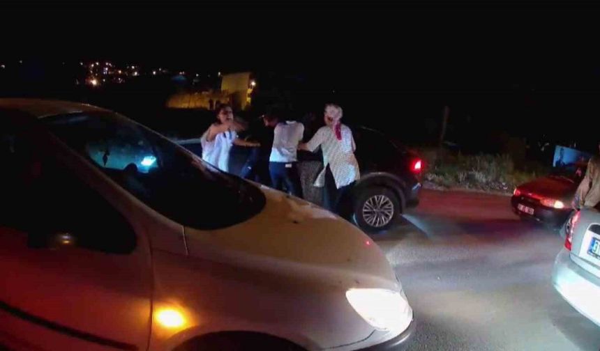 Sevinç kutlamaları esnasında kavgayı ayırmayı çalışan ’Yardım edin’ çağrısı kamerada