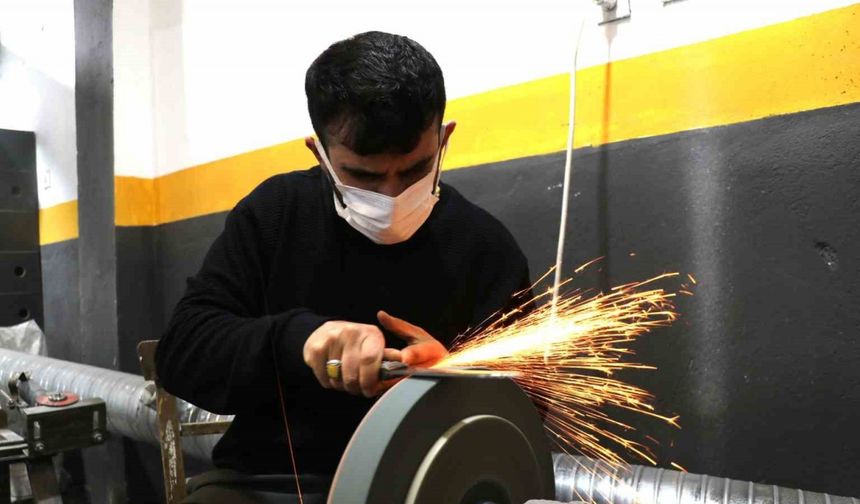 Sivas’ta bıçakçılar Kurban Bayramı için kolları sıvadı