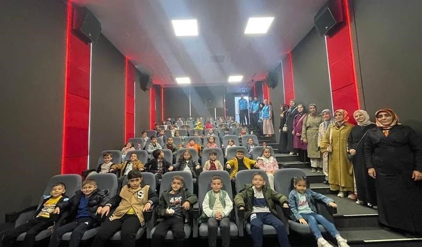 Soma’da Kur’an kursu öğrencilerine sinema etkinliği
