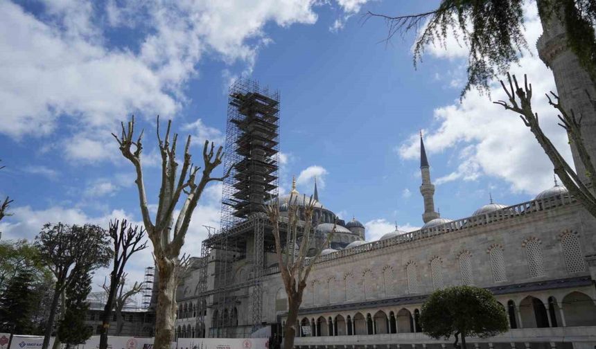 Sultanahmet Camii’nin ömrüne ömür katacak olan minare restorasyonu sürüyor