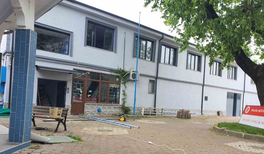 Tabela takarken düşen din görevlisi yaralandı