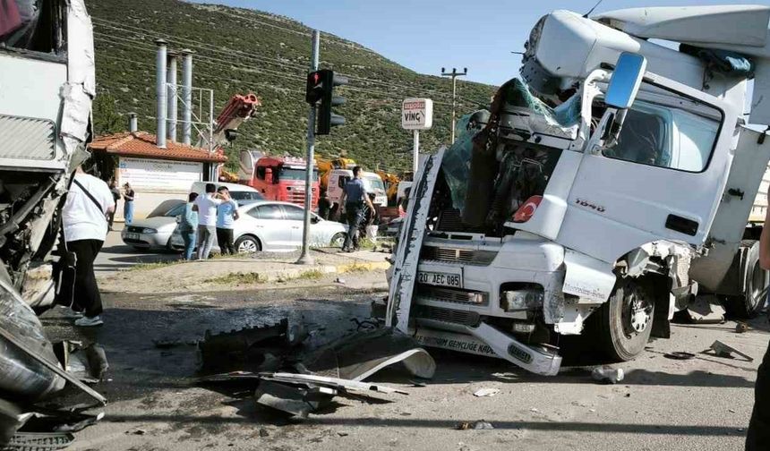 Tır, kırmızı ışıkta bekleyen otobüs ve otomobile çarptı: 6  yaralı