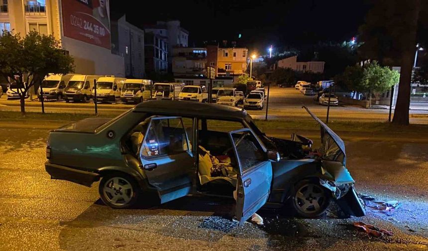 Tırla çarpışan Tofaş hurdaya döndü: 2 yaralı