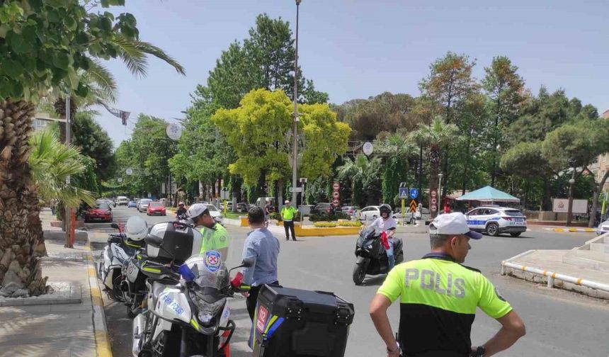 Trafik ekipleri emniyet kemerinin önemine dikkat çekti