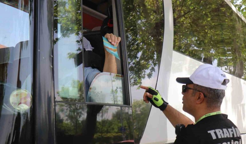 Trafik polisleri bu kez bilinçlendirmek için durdurdu