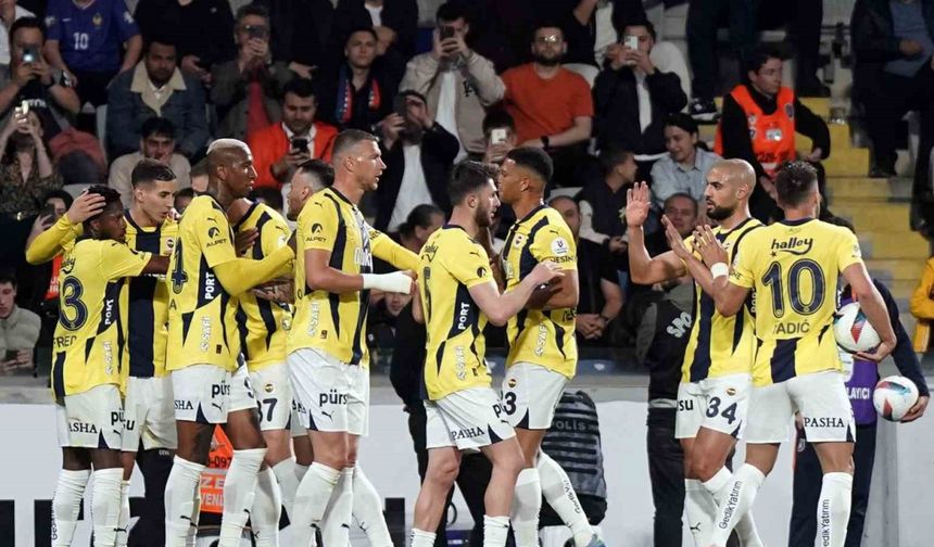 Trendyol Süper Lig: RAMS Başakşehir: 0 - Fenerbahçe: 1 (İlk yarı)