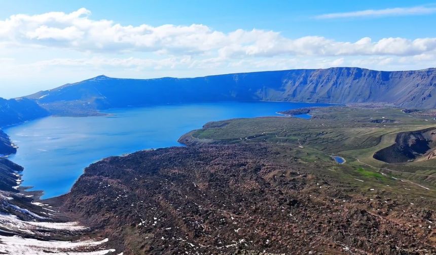 Turizm sezonu açılan Nemrut Kalderası havadan görüntülendi