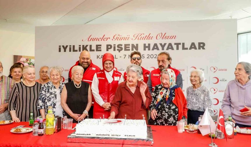 Türk Kızılay’dan deprem bölgesinde ‘Anneler Günü’ kutlaması