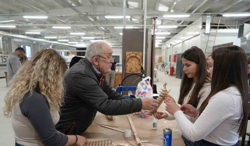 Üniversite öğrencileri zamana yenik düşen ahşap yat maketleri için kolları sıvadı