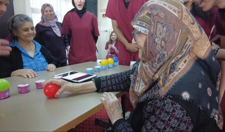 Üniversitelilerin huzurevindeki etkinliği hem güldürdü hem duygulandırdı