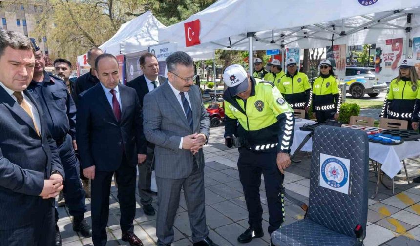 Vali Aksoy, polis ekiplerince kurulan stantları ziyaret etti