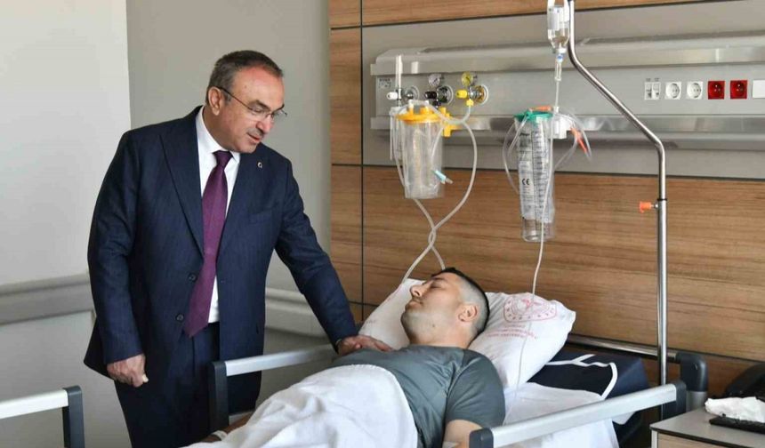 Vali yaralı polisi ziyaret etti: Alkollü sürücü çarpıp kaçmıştı