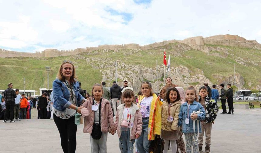Van Büyükşehir Belediyesinden öğrencilere müze gezisi