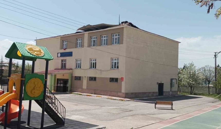 Van’da fırtına okulun çatısını uçurdu