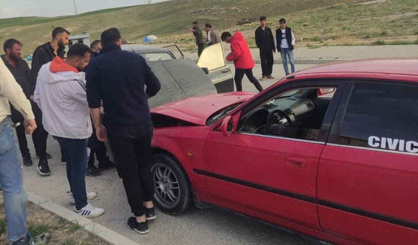 Van’da iki otomobil kafa kafaya çarpıştı: 1 yaralı