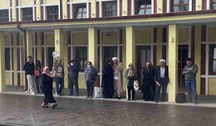Vatandaşlar ıslanmamak için kapalı alanların girişlerine sığındı