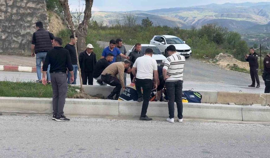 Virajı alamayan motosiklet refüje çarptı: 1 ağır yaralı