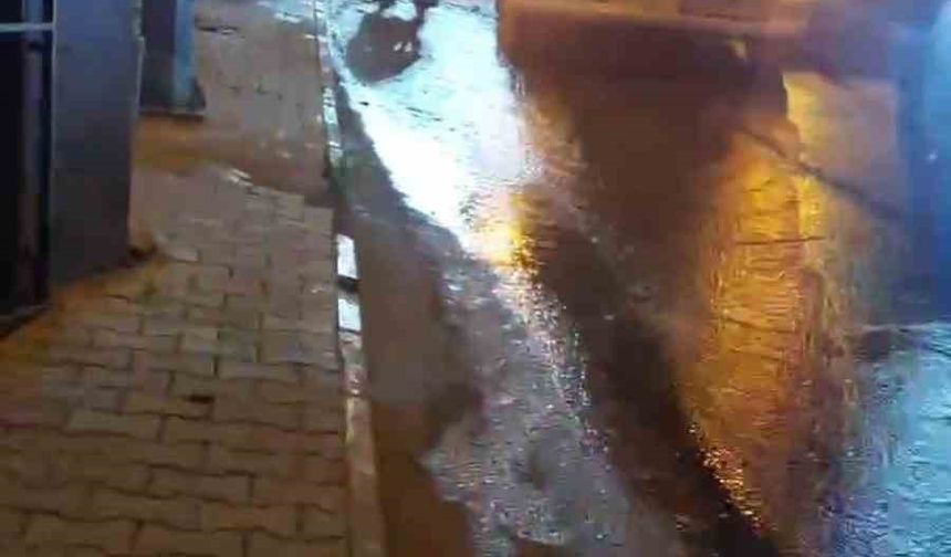 Yağmursuz günde sokaklar dere gibi aktı