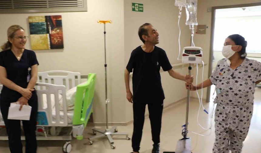 Yaşamasına yüzde 1 ihtimal verilen çiftin sıra dışı aşkı