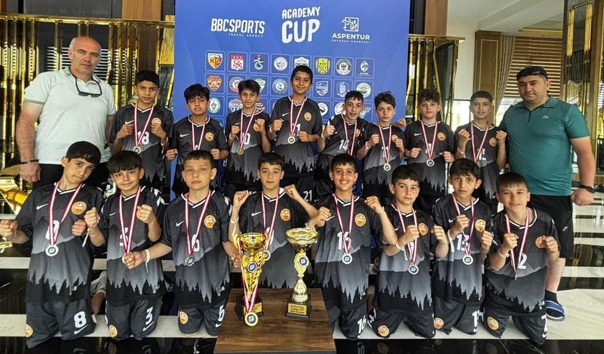 Yıldızkent Spor çifte kupa ile döndü