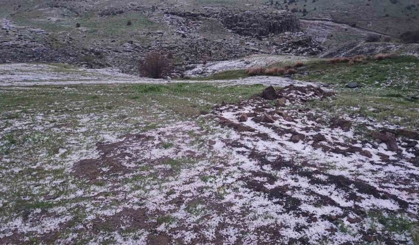 Yozgat’ta dolu yağışı yüksek kesimleri beyaza bürüdü