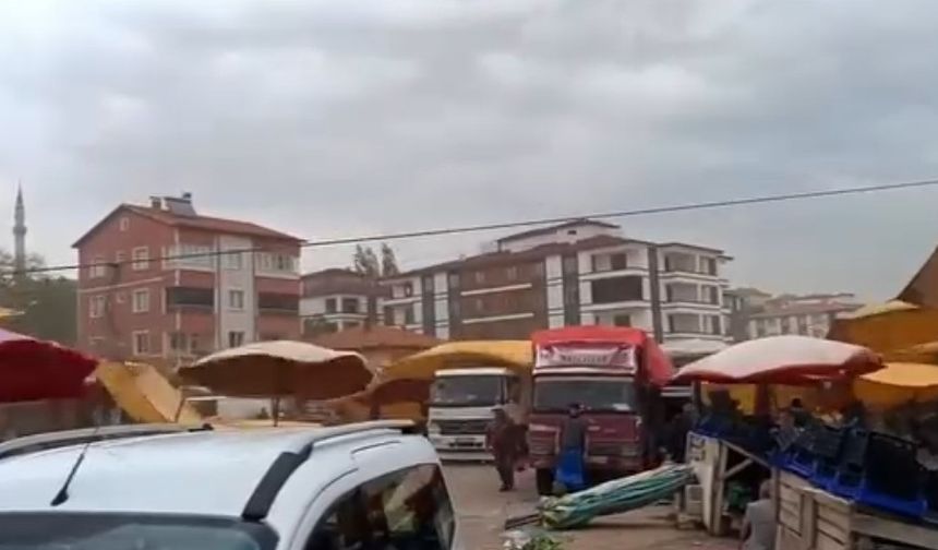 Yozgat’ta fırtına pazar yerini uçurdu