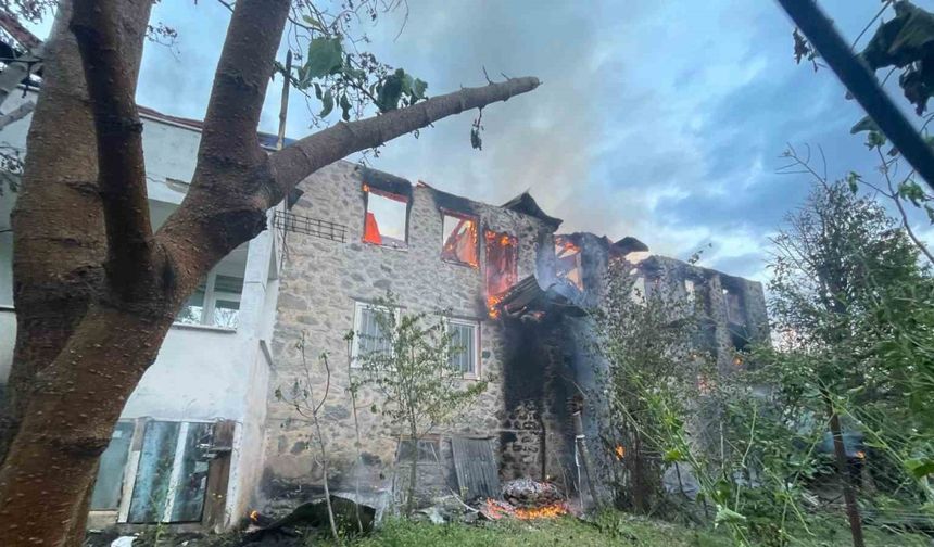 Yusufeli’nde iki katlı ahşap evde çıkan yangın evi küle çevirdi