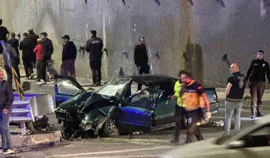 Zonguldak’ta kontrolden çıkan otomobil refüje çarptı: 4 yaralı