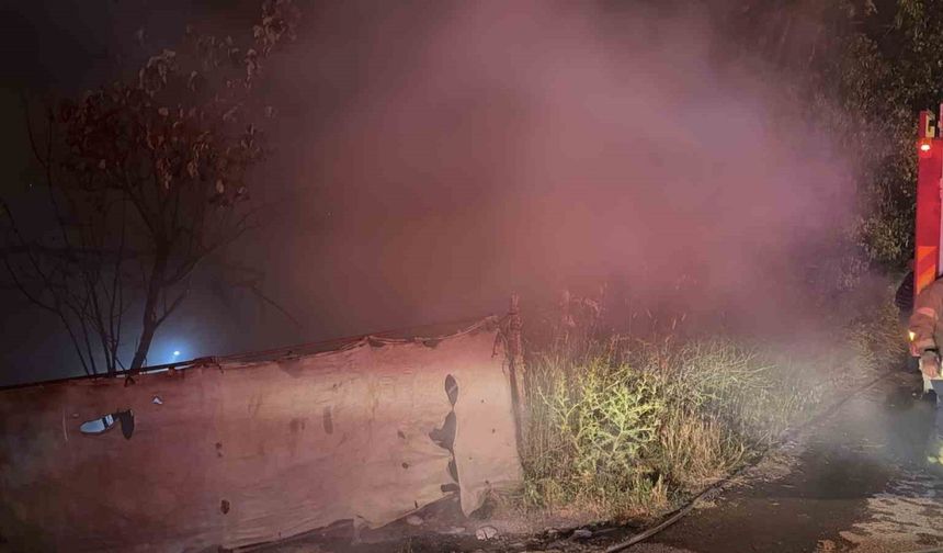 Arnavutköy’de tek katlı baraka alev alev yandı