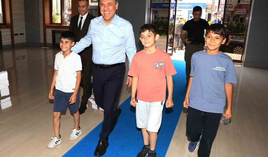 Bingöl Valisi Usta, çocukları makam arabasına aldı, makamında ağırladı