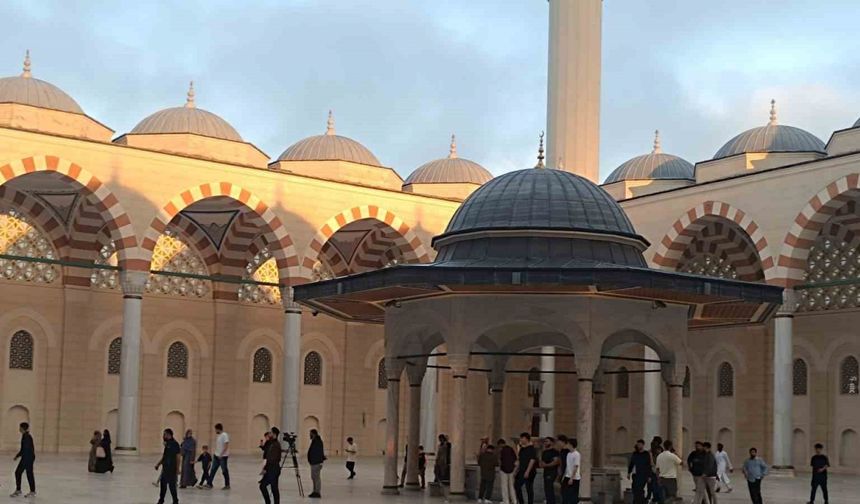 Çamlıca Camii’nde bayram namazı kılındı