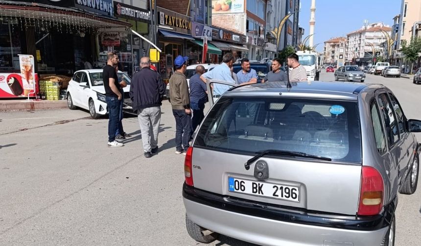 Çorum’da iki otomobil kafa kafaya çarpıştı: 3 yaralı