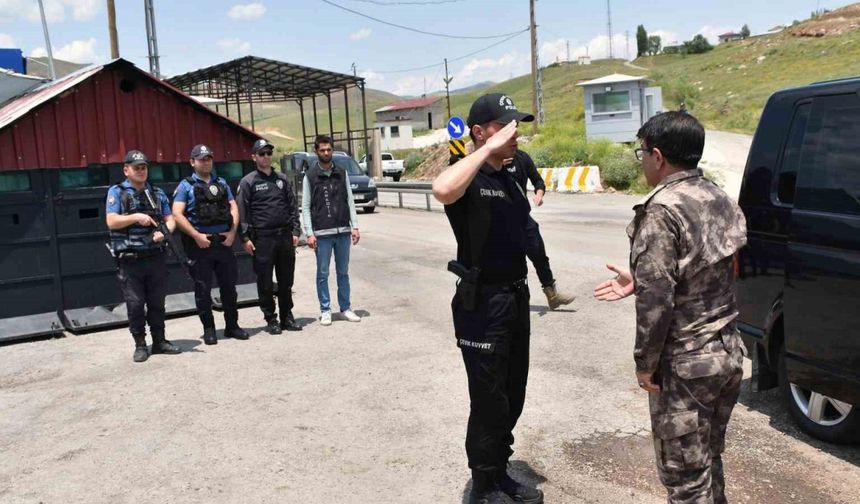 Hakkari Emniyet Müdürü Yılmaz, Yüksekova’da polislerle bir araya gelerek bayramlarını kutladı