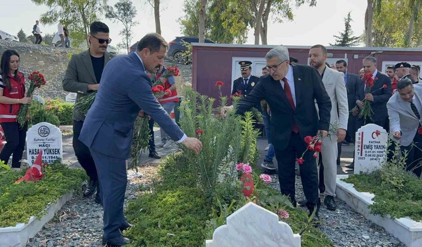 Hatay’da bayram arefesinde depremlerde ölenlerin mezarları ziyaret edildi