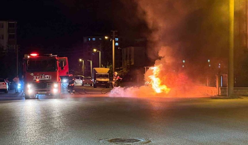 Kahramanmaraş’ta yanan otomobil hurdaya döndü