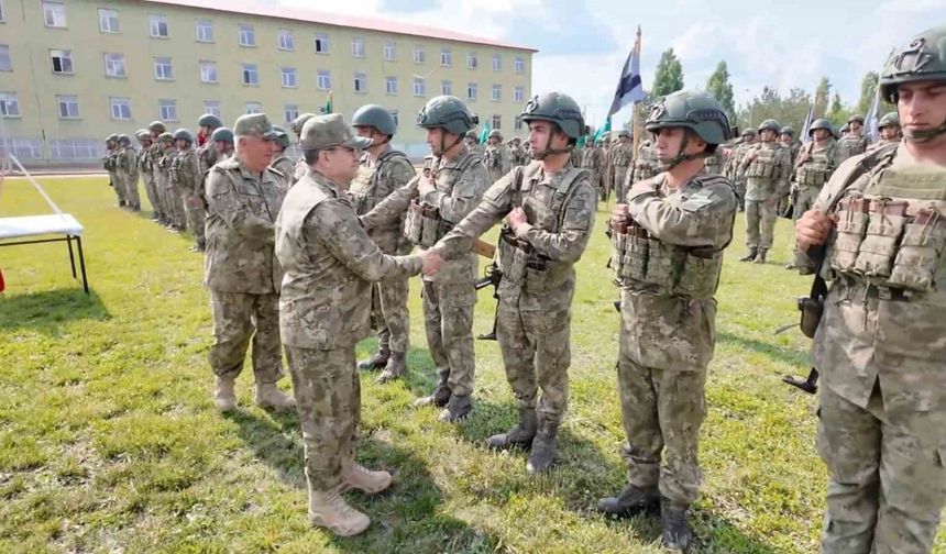 Kara Kuvvetleri Komutanı Orgeneral Bayraktaroğlu, Mehmetçik’in bayramını kutladı