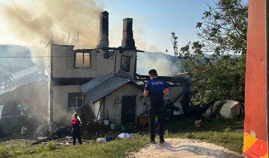 Kastamonu’da iki katlı ahşap evde yangın