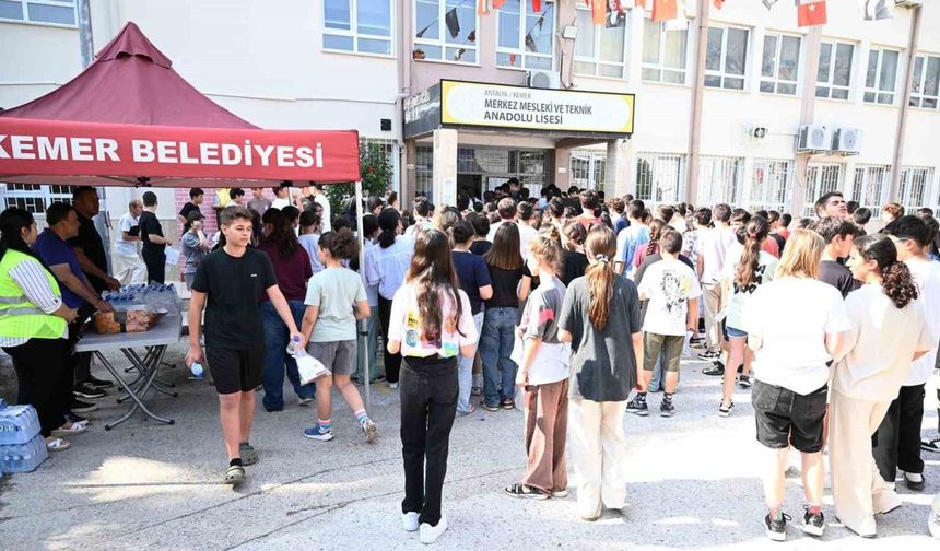Kemer Belediyesinden LGS’ye giren öğrencilere su ve şeker