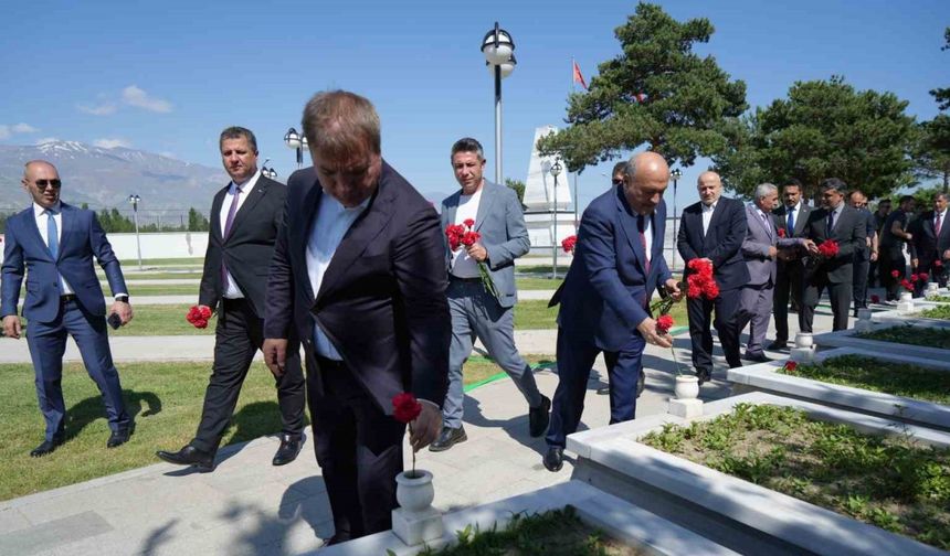 Kurban Bayramında şehitlik ve mezarlık ziyaret edildi