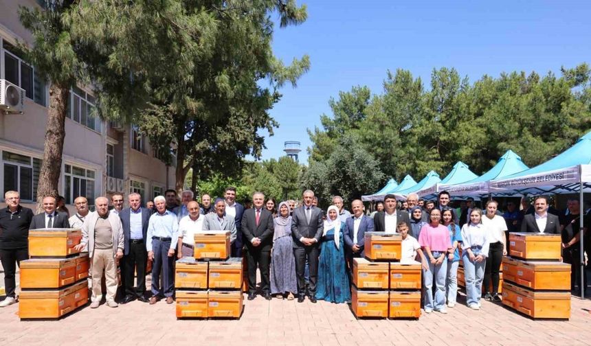 Mardin’de 800 üreticiye 4 bin arılı kovan dağıtıldı