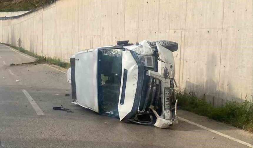 Minibüsün devrilmesi sorucu 10 kişi yaralandı