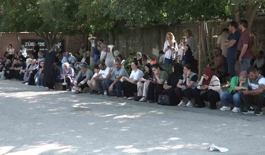 Onlar içeride, aileleri dışarıda ter döktü