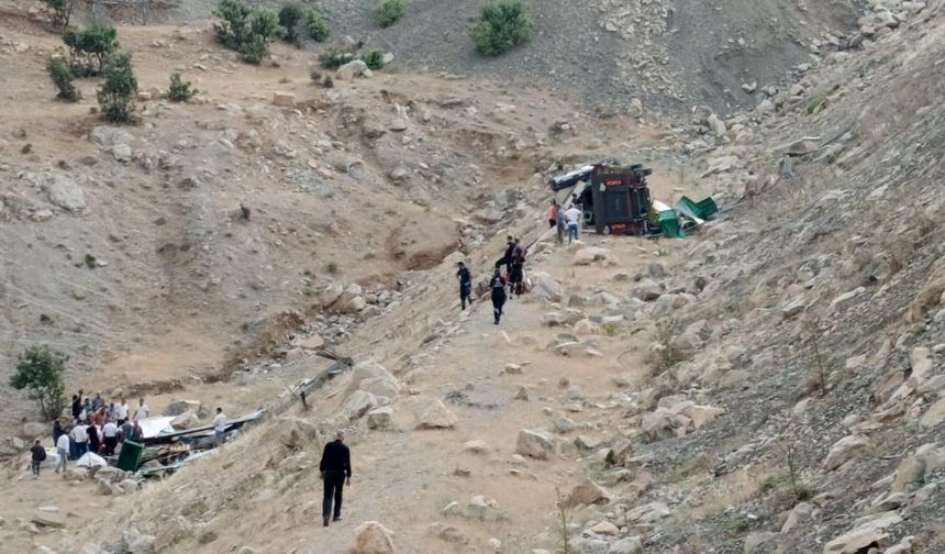 Şırnak’ta şarampole devrilen tırın sürücüsü yaralandı