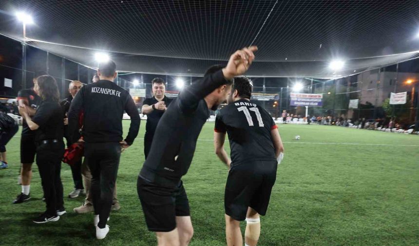 Takım şampiyon oldu, muhtar sahada göbek attı