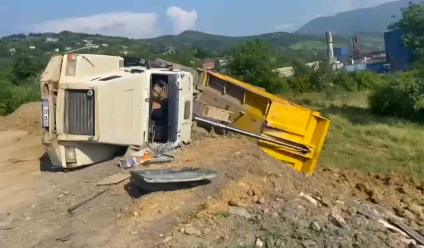 Toprak boşaltan kamyon devrildi: 1 yaralı