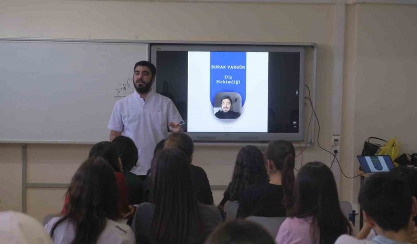 Uşak Üniversitesi öğrencilerinden liselilere meslek tanıtımı