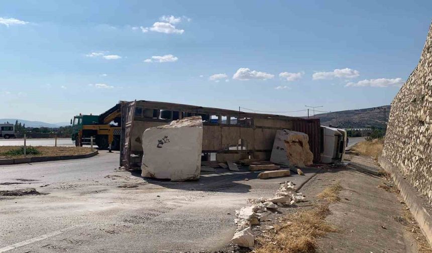Mermer blok yüklü tır yola devrildi: 1 yaralı