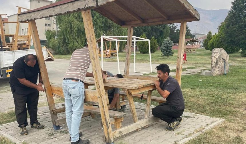Belediye ekipleri şehir mobilyaları üretiyor