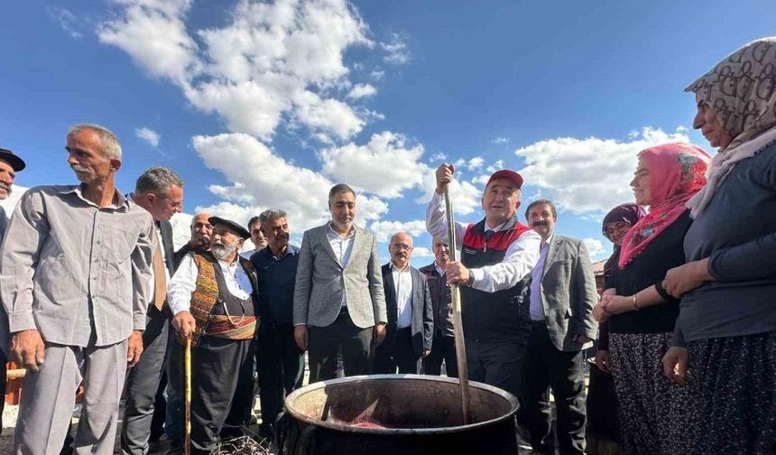 Elazığ’da Vali Hatipoğlu orcik yaptı, kadınlardan "Öyle karıştırılmaz" itirazı geldi