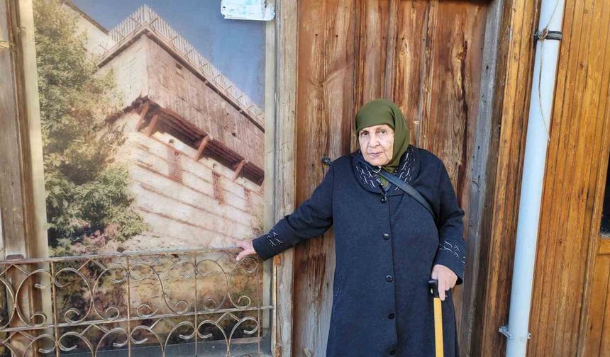 90 yaşındaki Fikriye nine manileriyle hafızalara hayran bırakıyor